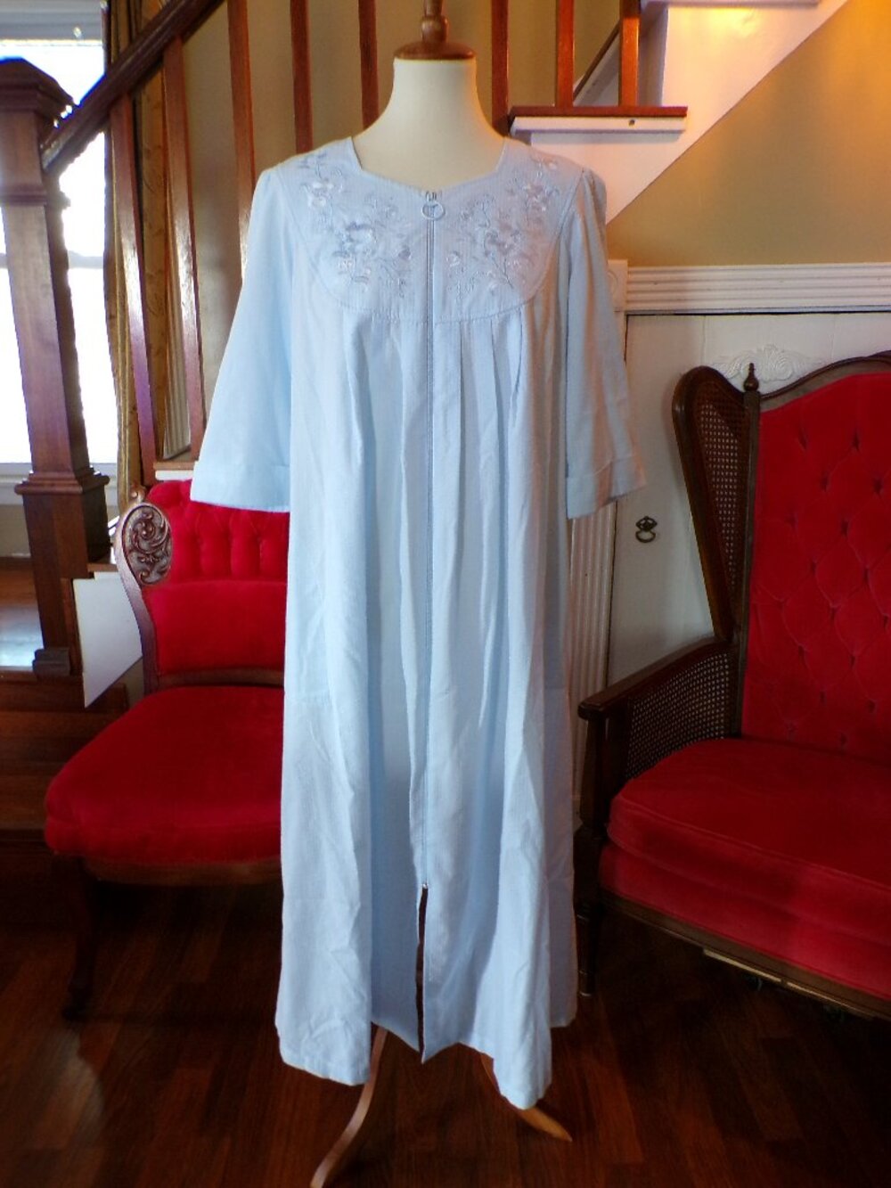 MISS ELAINE Robe Sky Blue Cotton/Poly 49” Length Floral Embroidered Full Zip Med